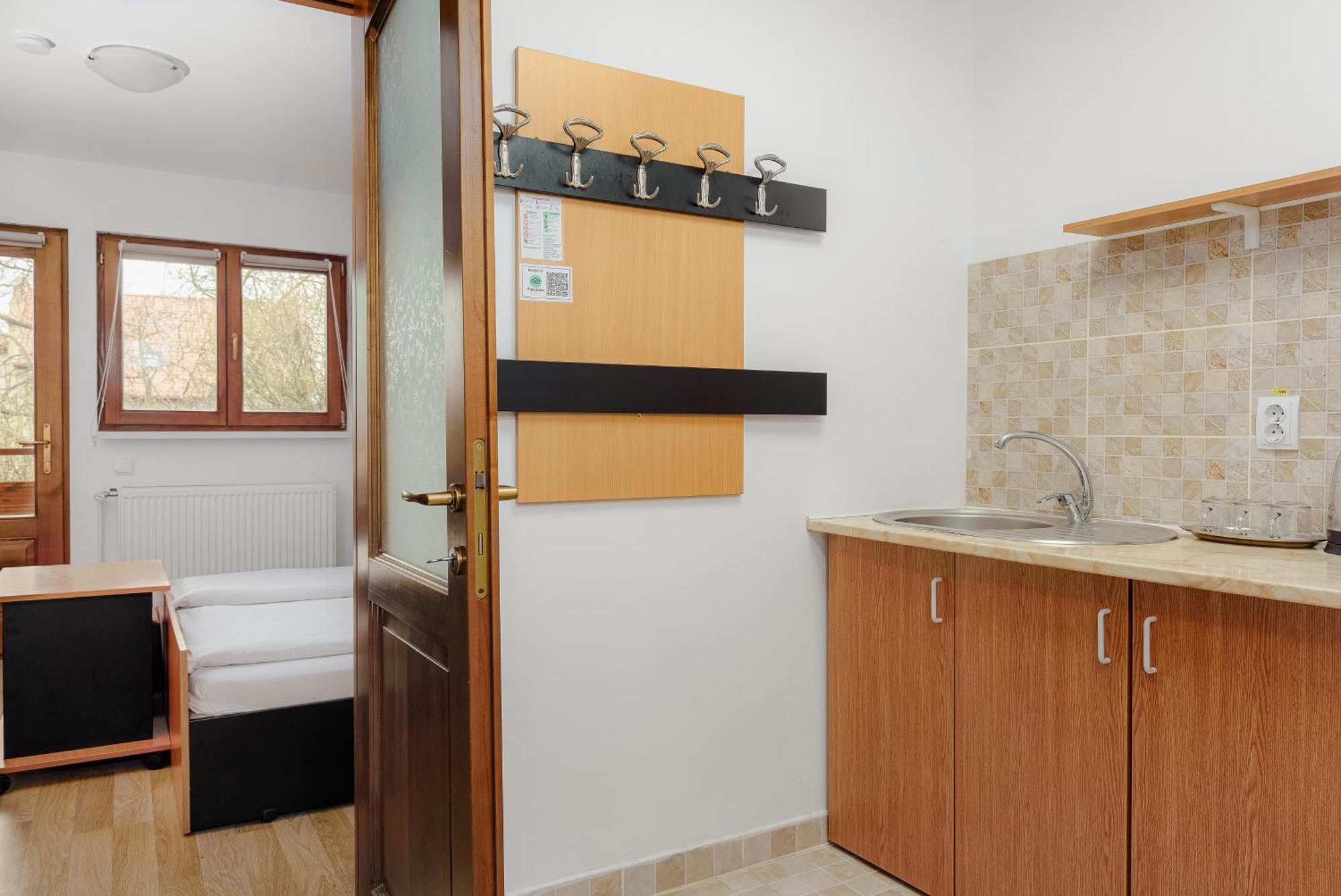 Business Transit To Therme & Bucharest Airport Apartment Saftica